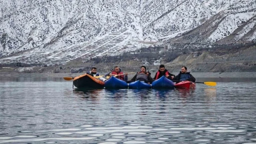 Tortum G&ouml;l&uuml;&rsquo;nde kano &uuml;zerinde sazlı s&ouml;zl&uuml; eğlence
