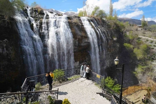 Tortum Şelalesi baharın gelişiyle coştu
