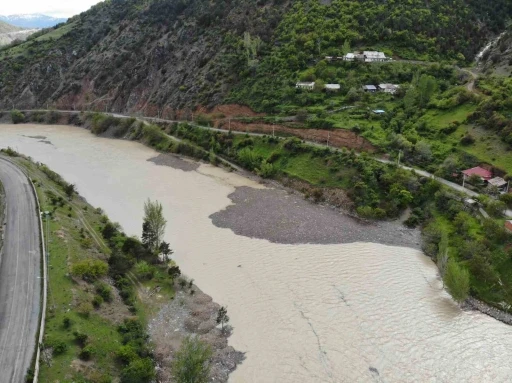 Torul Baraj G&ouml;l&uuml;&rsquo;nde &ccedil;&ouml;p adaları oluştu, mahalle sakinleri &ccedil;&ouml;z&uuml;m bekliyor
