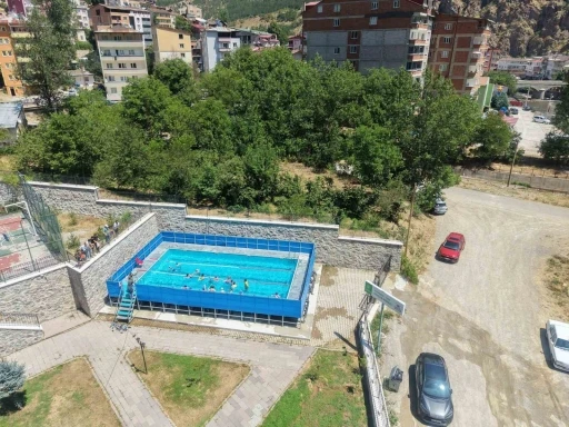 Torul il&ccedil;esinde portatif havuzda y&uuml;zme eğitimi
