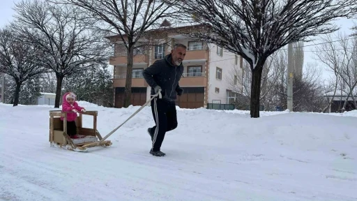 Torununu kızakla &ccedil;ekerek antrenman yapıyor
