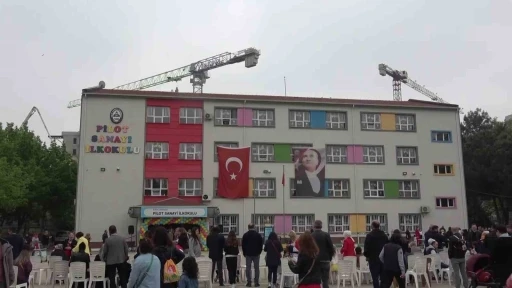 Toz, toprak ve vinçlerin arasında 2 yıldır zorlukla devam eden eğitim..
