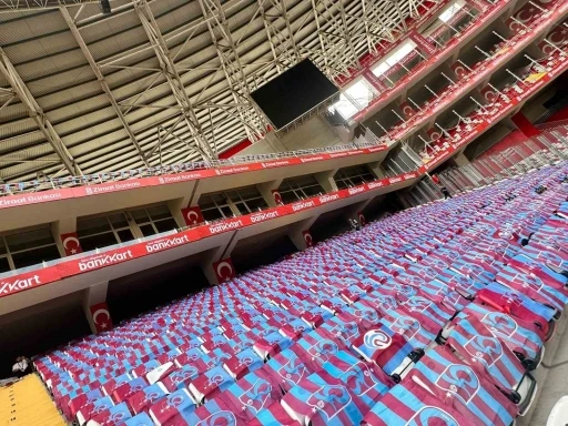 Trabzon B&uuml;y&uuml;kşehir Belediyesi, Antalya Stadyumu&rsquo;nu bayraklarla donattı
