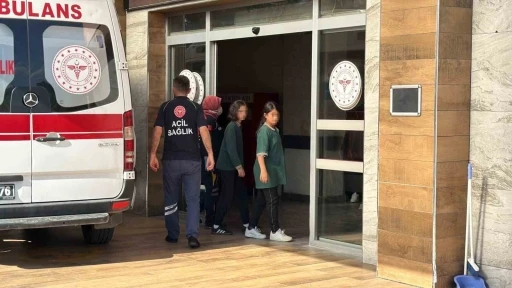 Trabzon&rsquo;da 12 ortaokul &ouml;ğrencisi zehirlenme ş&uuml;phesiyle hastaneye kaldırıldı
