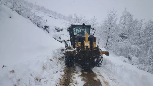 Trabzon&rsquo;da 40 mahalle yolu kar nedeniyle ulaşıma kapandı
