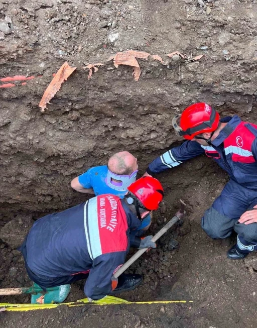 Trabzon&rsquo;da belden aşağısı toprak altında kalan iş&ccedil;iyi itfaiye ekipleri kurtardı
