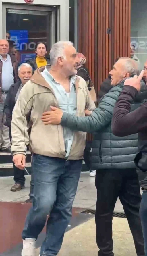 Trabzon’da CHP standına bıçaklı saldırı: 1 yaralı
