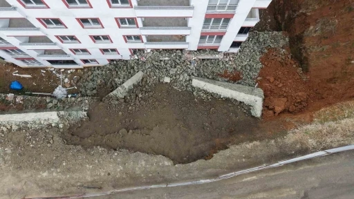 Trabzon&rsquo;da istinat duvarı &ccedil;&ouml;kt&uuml;, 9 katlı bina zarar g&ouml;rd&uuml;
