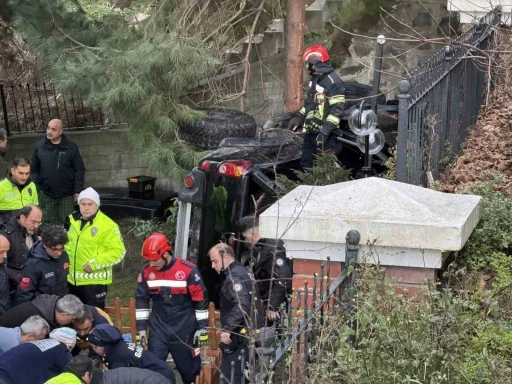 Trabzon&rsquo;da kamyonet site bah&ccedil;esine d&uuml;şt&uuml;: 2 yaralı
