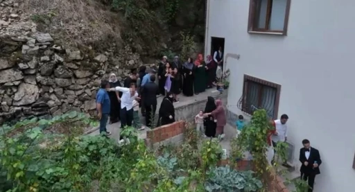 Trabzon’da kana bulanan gelin alma merasimindeki silah atma anları böyle görüntülendi
