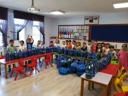 Trabzon&rsquo;da &rsquo;Kapaklar &Ccedil;oğalsın Engeller Azalsın Projesi&rsquo;ne miniklerden destek

