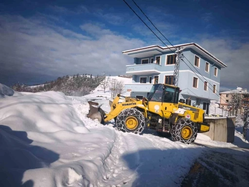 Trabzon&rsquo;da karla m&uuml;cadele &ccedil;alışmaları s&uuml;r&uuml;yor

