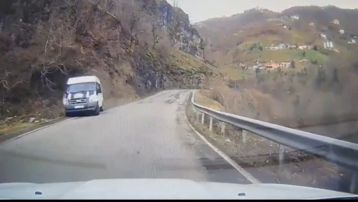 Trabzon&rsquo;da &ouml;ğrenci servisi kazası kamerada
