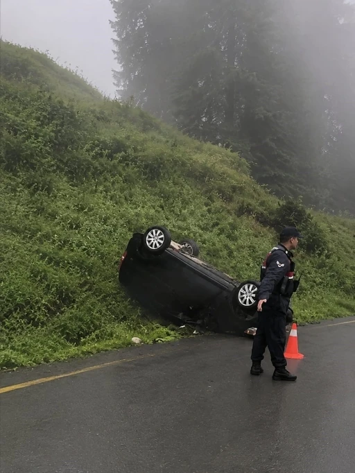 Trabzon&rsquo;da otomobil u&ccedil;uruma yuvarlandı: 2 Yaralı
