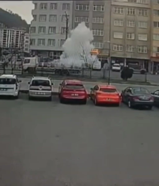 Trabzon&rsquo;da seyir halindeki t&uuml;p kamyonunda korkutan patlama
