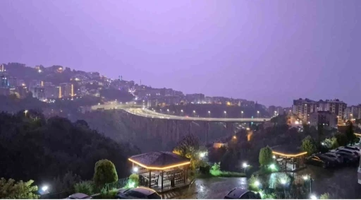 Trabzon&rsquo;da yağmurla birlikte &ccedil;akan şimşekler g&ouml;ky&uuml;z&uuml;n&uuml; aydınlattı
