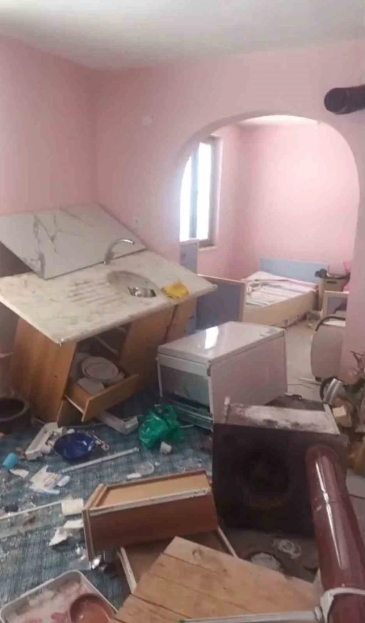 Trabzon&rsquo;da yayla evine giren ayı ortalığı savaş alanına &ccedil;evirmiş
