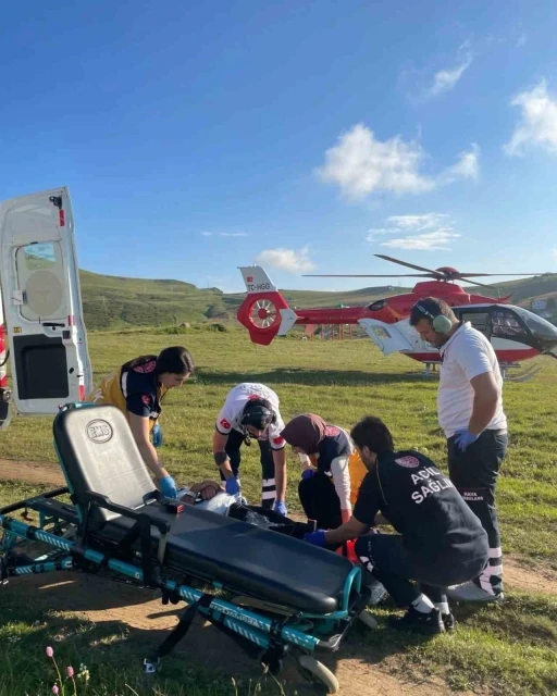 Trabzon’da yaylada düşerek yaralanan şahıs helikopter ambulansla hastaneye ulaştırıldı
