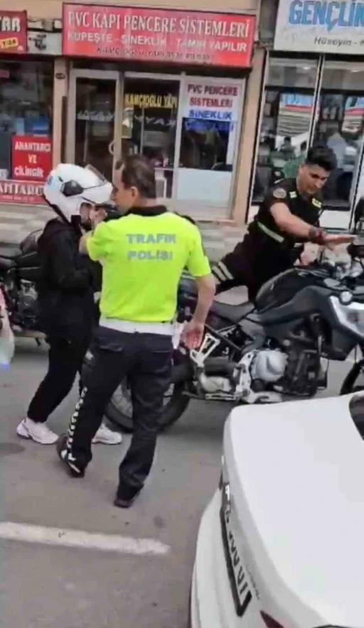Trabzon&rsquo;da YKS&rsquo;ye yetişemeyen adayların yardımına polis ekipleri koştu
