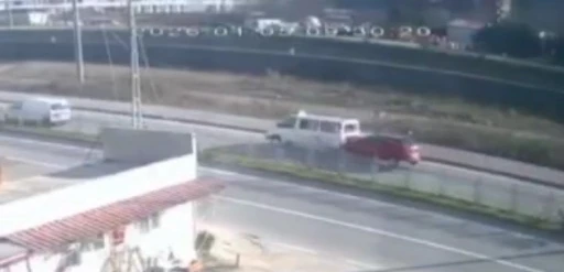 Trabzon&rsquo;da yolcu indiren dolmuşa arkadan gelen otomobil &ccedil;arptı: 3 yaralı
