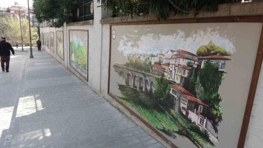 Trabzon’u çizdiği motiflerle güzelleştiriyor
