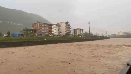 Trabzon&rsquo;un Araklı il&ccedil;esinde şiddetli yağış
