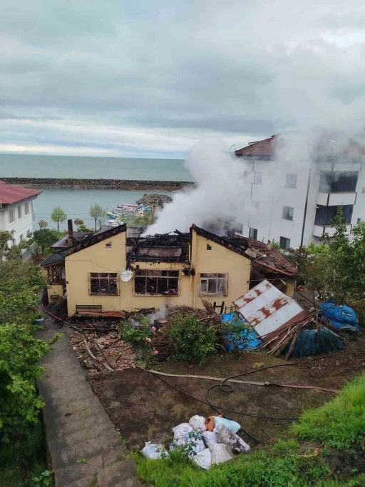 Trabzon&rsquo;un Araklı il&ccedil;esinde yangında 2,5 ton fındık k&uuml;l oldu
