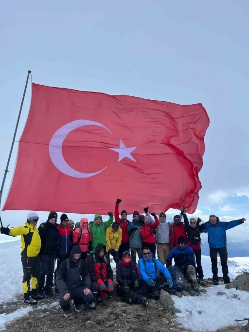 Trabzon&rsquo;un en y&uuml;ksek tepesindeki T&uuml;rk bayrağı yenilendi
