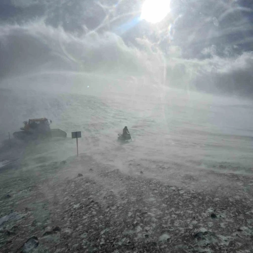 Trabzon&rsquo;un y&uuml;kseklerinde kar fırtınası etkili oluyor
