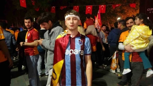 Trabzonlu taraftar Galatasaray&rsquo;ın şampiyonluk kutlamasına katıldı
