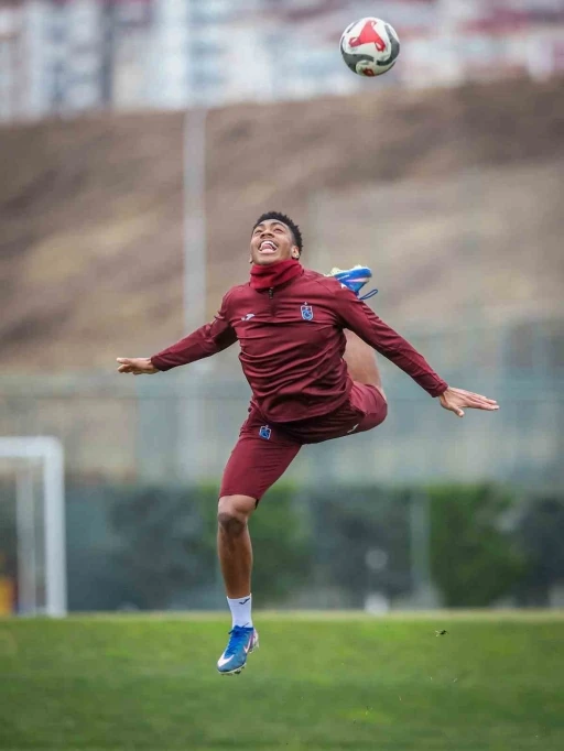 Trabzonspor, Fenerbah&ccedil;e ma&ccedil;ı hazırlıklarını s&uuml;rd&uuml;rd&uuml;
