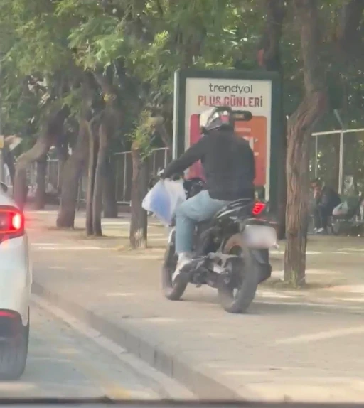 Trafiği beklememek i&ccedil;in kaldırımdan yoluna devam etti
