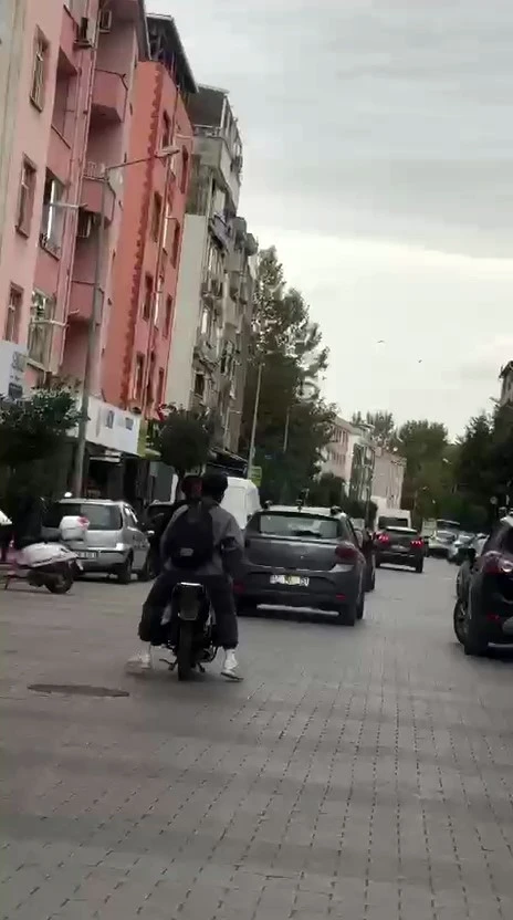 Trafiği tehlikeye atan motor sürücüsü ve yolcusuna ceza
