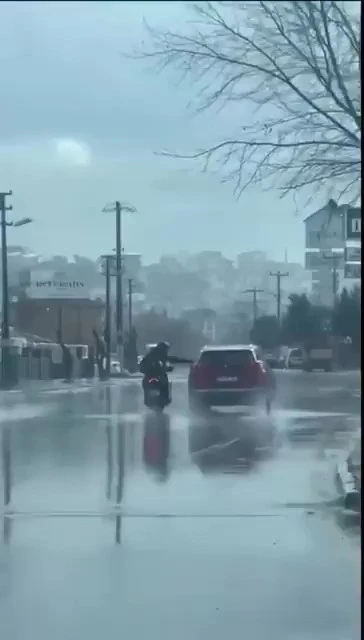 Trafiği tehlikeye d&uuml;ş&uuml;ren motosiklet s&uuml;r&uuml;c&uuml;s&uuml;ne ceza
