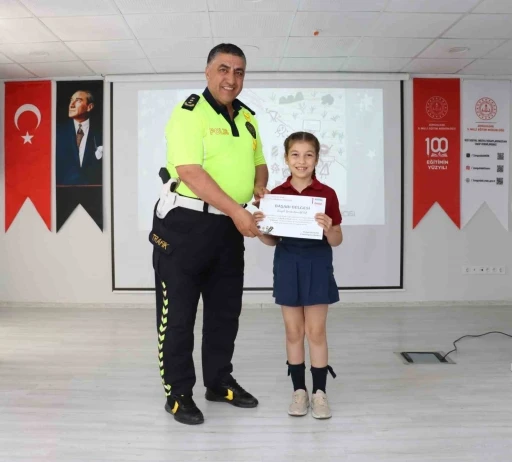Trafik bilincine sanatla dikkat çektiler
