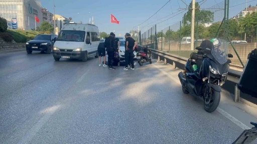 Trafik durunca, aradan ilerleyen motosikletler birbirine girdi
