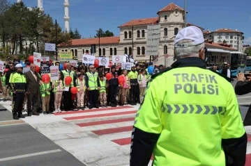 Trafik Haftası etkinliğinde validen öğrencilere simit
