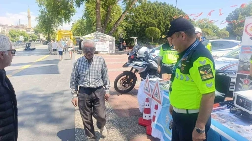 Trafik Haftası etkinliklerinde kurallara uyan 3 s&uuml;r&uuml;c&uuml;ye plaket verildi
