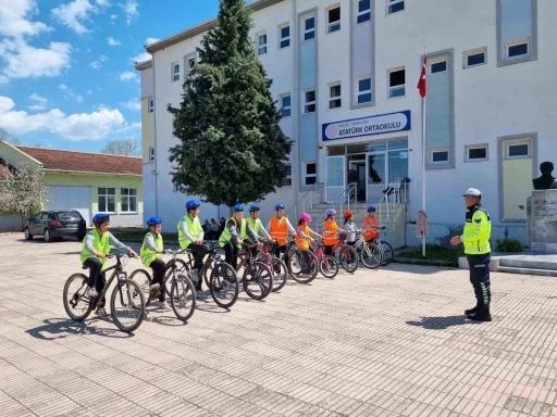 Trafik Haftasında &ouml;ğrencilere uygulamalı eğitim
