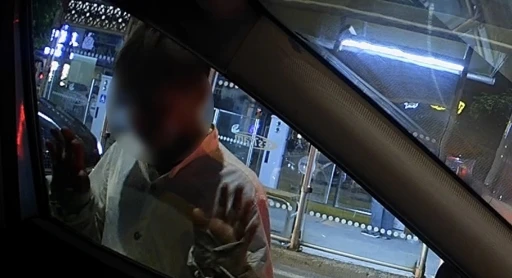 Trafik ışıklarında ara&ccedil;lara &lsquo;yapışan&rsquo; &ccedil;ocuklar ara&ccedil; kamerasına yansıdı
