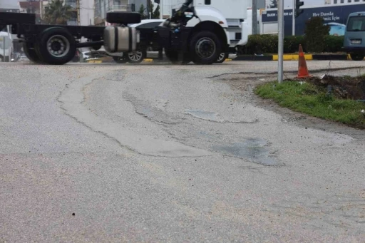 Trafik ışıklarında beklerken yolu betonla kaplayan mikser s&uuml;r&uuml;c&uuml;s&uuml;ne ceza uygulandı
