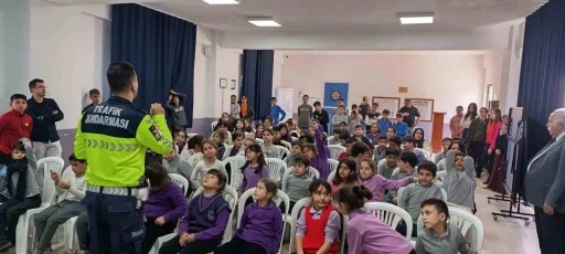 Trafik jandarmasından öğrencilere eğitim
