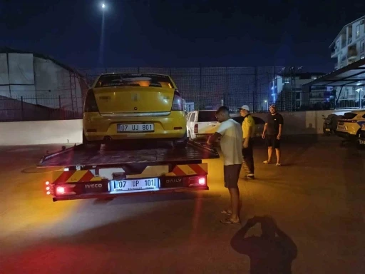 Trafik kavgasında ticari taksi s&uuml;r&uuml;c&uuml;s&uuml;n&uuml;n yumruk attığı yaşlı adam yere d&uuml;şt&uuml;

