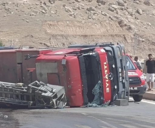 Trafik kazası geçiren itfaiye erleri yaralı halde yangına müdahale etti
