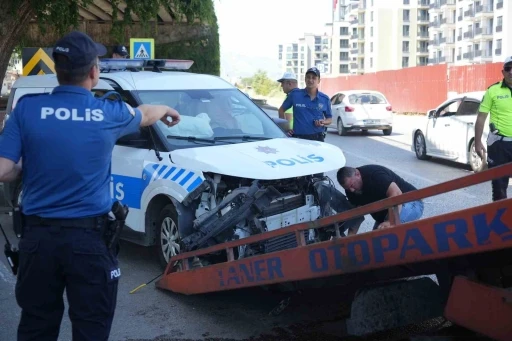 Trafik kazası ihbarına giden polis aracı ile otomobil çarpıştı: 4 yaralı
