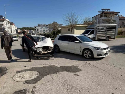 Trafik kazası ucuz atlatıldı, ehliyetini yenilemeyen s&uuml;r&uuml;c&uuml;ye ceza yağdı
