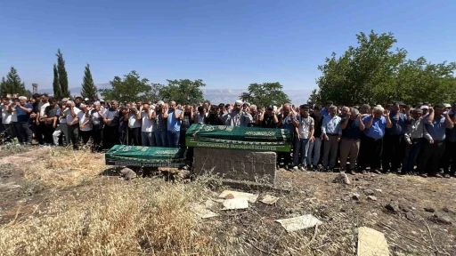 Trafik kazasında hayatını kaybeden anne-oğul Kahramanmaraş&rsquo;ta son yolculuğuna uğurlandı
