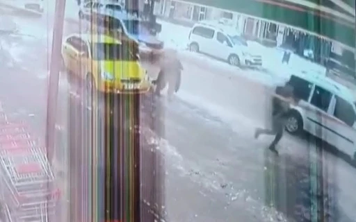 Trafik kilitlenince taksiden indi, havale ge&ccedil;iren &ccedil;ocuğu kucağında hastaneye taşıdı
