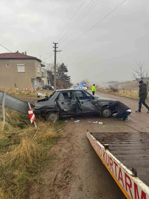 Trafik levhasına &ccedil;arpıp hurdaya d&ouml;nen ara&ccedil;ta 3 kişi yaralandı
