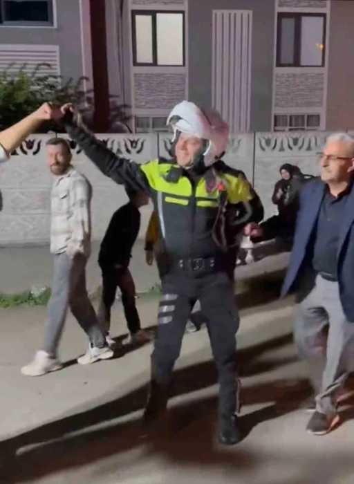 Trafik polisi halay çekti, renkli görüntüler çıktı
